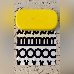 BRAND NEW!!! MARC JACOBS “HARD” EYEWEAR/SUNGLASSES CASE w/CLEANING CLOTH
